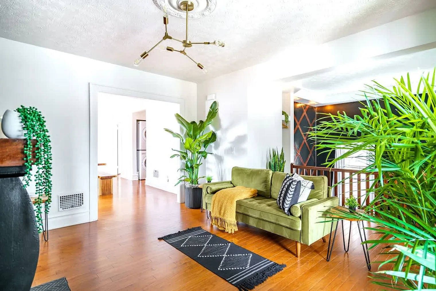 2 bed, 1.0 bath, 1194 sqft, $3,818 — Photo 2