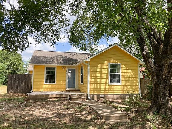 Adorable 1950's pier and beam house , 3 bedrooms/2 baths, shaded front deck, brand new paint, in established neighborhood, 7 minute walk to Main Street.