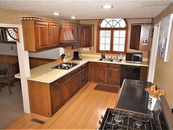 3rd image of 3340 Bethford Dr
