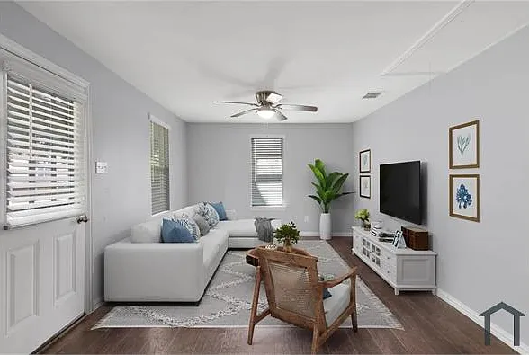 902 Davy Crockett St — Photo 1
