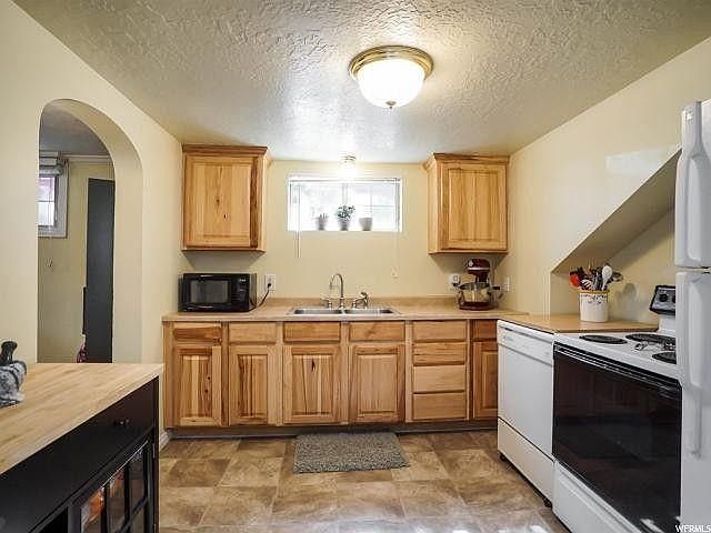 Kitchen: Major appliances included - oven, fridge, dishwasher