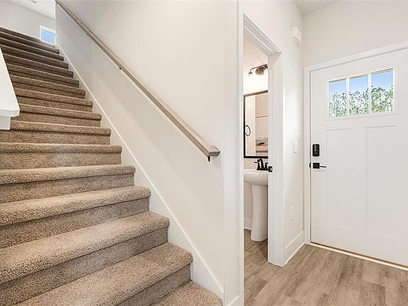 4th image of 148 Chaucer Ln