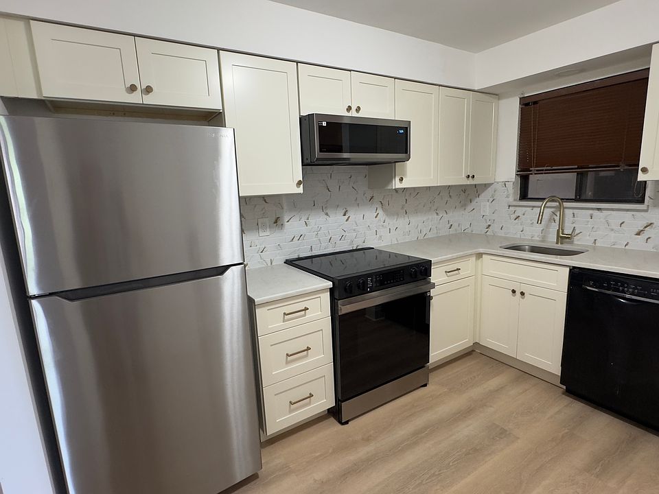 Recently updated eat-in kitchen with new cabinets, quartz counter tops, new appliances, tile backsplash with a new sink/faucet.