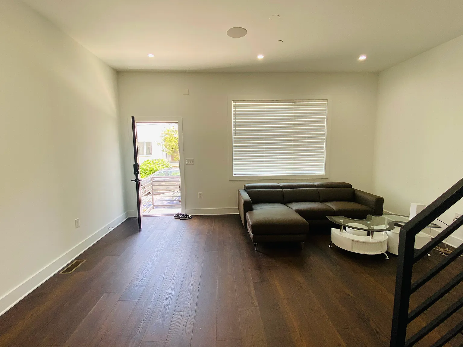 3 bed, 3.5 bath, 2700 sqft, $1,000 — Photo 3