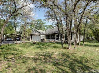 728 Killarney Rd, Floresville, TX 78114