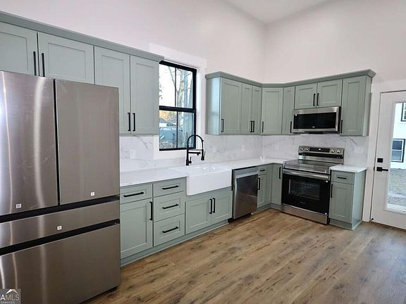 5th image of 509 College St