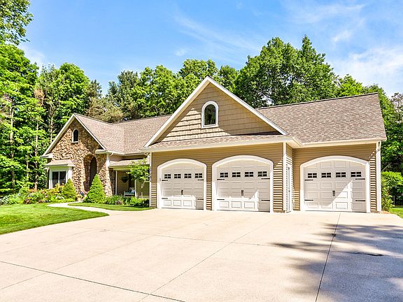 2nd image of 17201 Hiawatha Cir