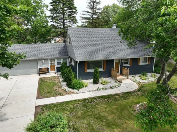 9504 W Hope AVENUE, Wauwatosa, WI 53222