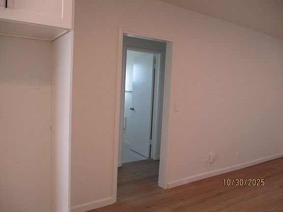 rubber based water proof laminate floors with gorgeous color contrast with wall colors.