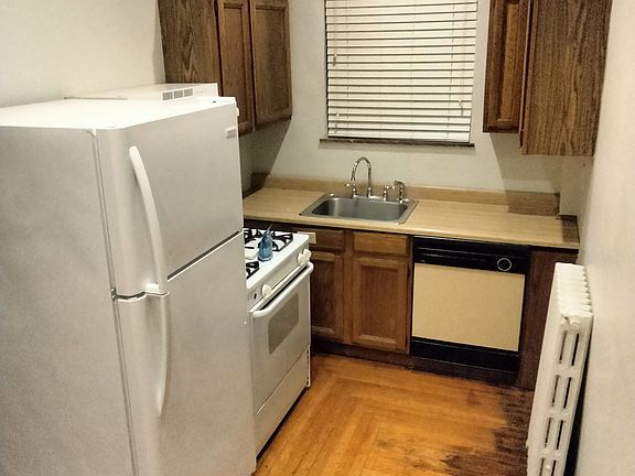 4th image of 985 Dana Ave APT A