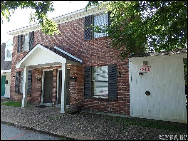 2 bed, 1.5 bath, 904 sqft, $799 — Photo 2