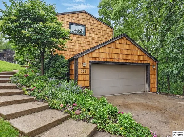 301 Oakridge Ct, Bellevue, NE 68005
