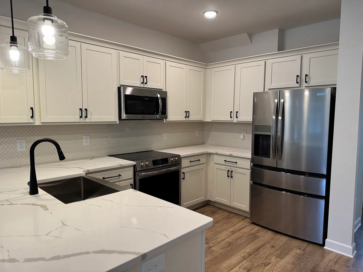 3 bed, 2.5 bath, 1719 sqft, $2,200 — Photo 3