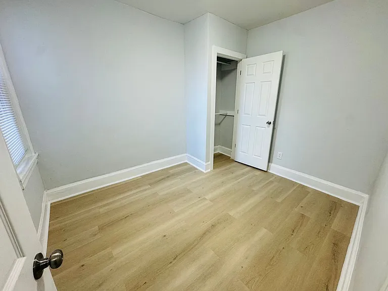 1415 N Hobart St — Photo 17