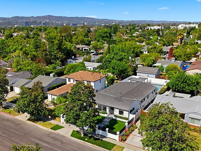 5735 Saloma Ave — Photo 25