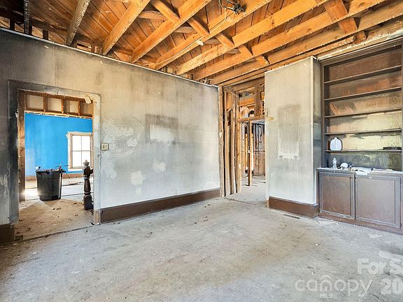 5th image of 4521 Edgeland Rd