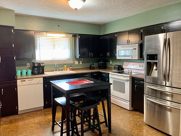 2nd image of 913 Somers St
