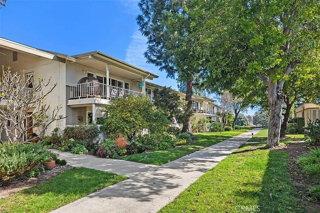 2 bed, 1040 sqft, $2,990 — Photo 1