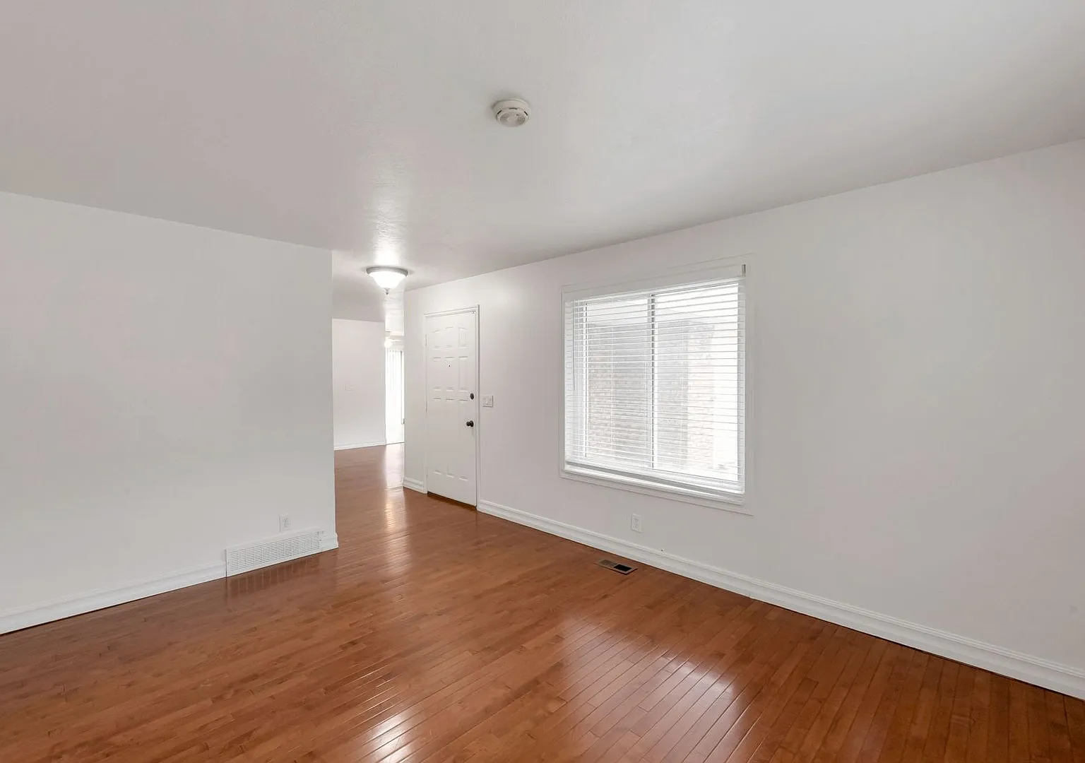 Beautiful & Spacious Brick Rambler in East Sandy! — Photo 3