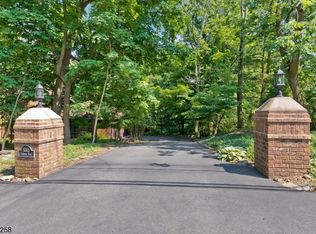1010 Johnston Dr, Watchung, NJ 07069
