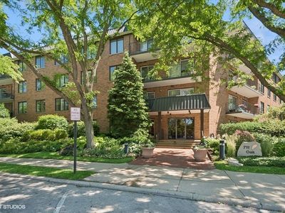 711 Oak St APT 105, Winnetka, IL, 60093