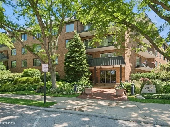 711 Oak St APT 105, Winnetka, IL 60093