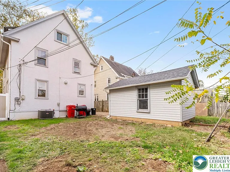 409 E Washington Ave — Photo 15