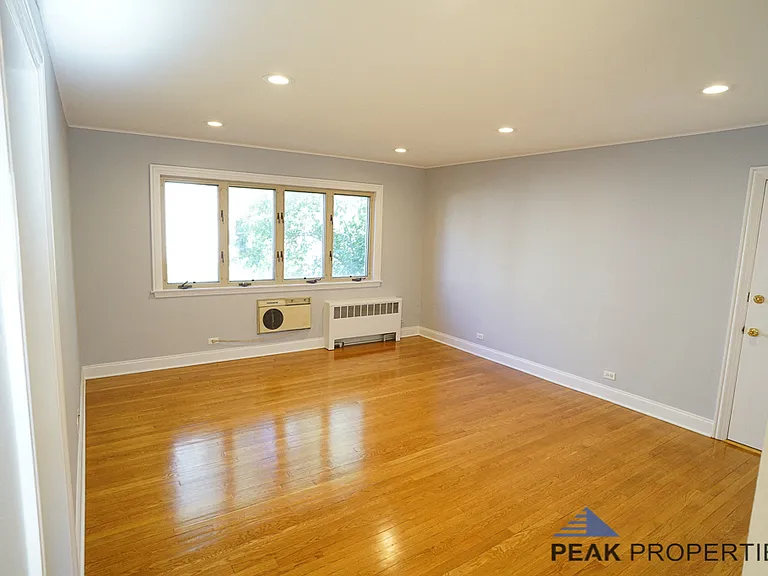 4889 N Ashland Ave — Photo 19