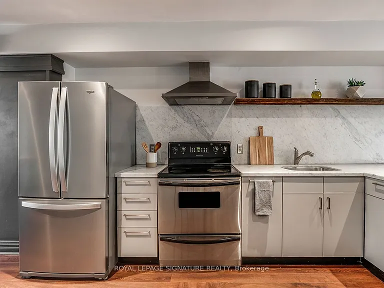 598 Wellington St W — Photo 4