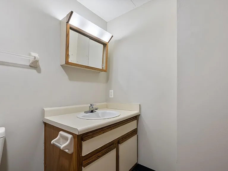 Austin Manor — Photo 28