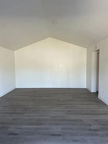 3 bed, 2.0 bath, 1214 sqft, $2,025 — Photo 2