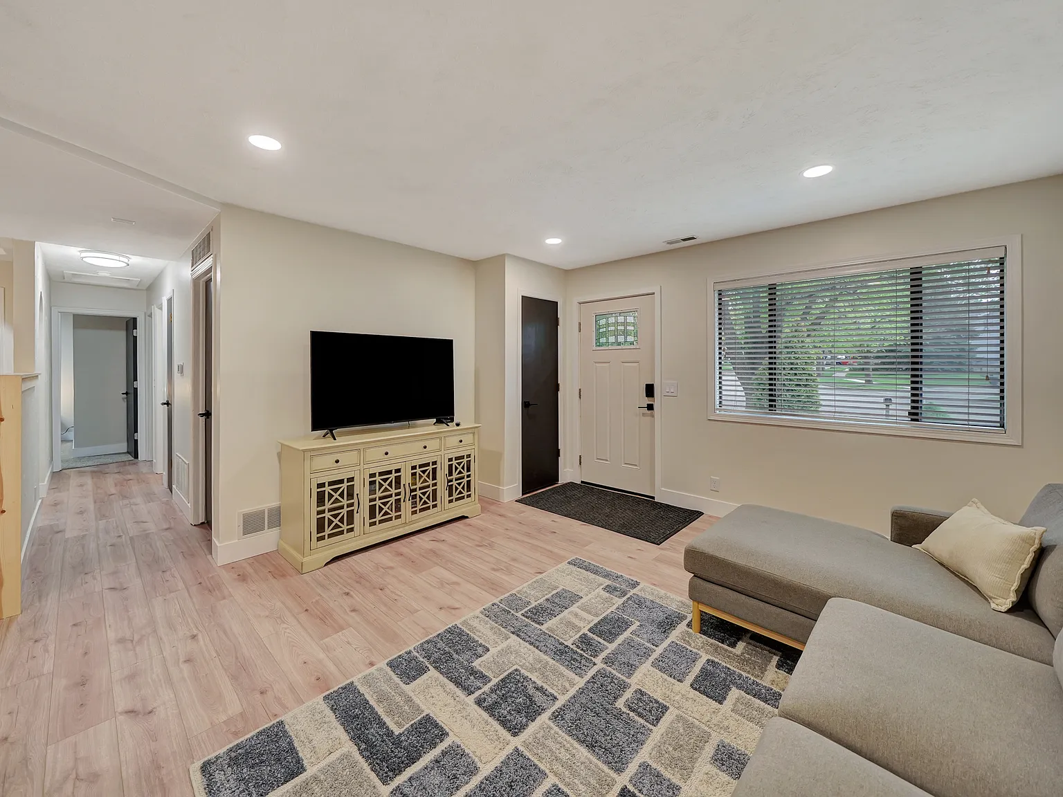 4 bed, 1876 sqft, $3,800 — Photo 3