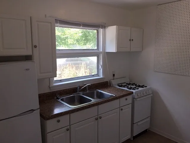 704 Stoughton St — Photo 4