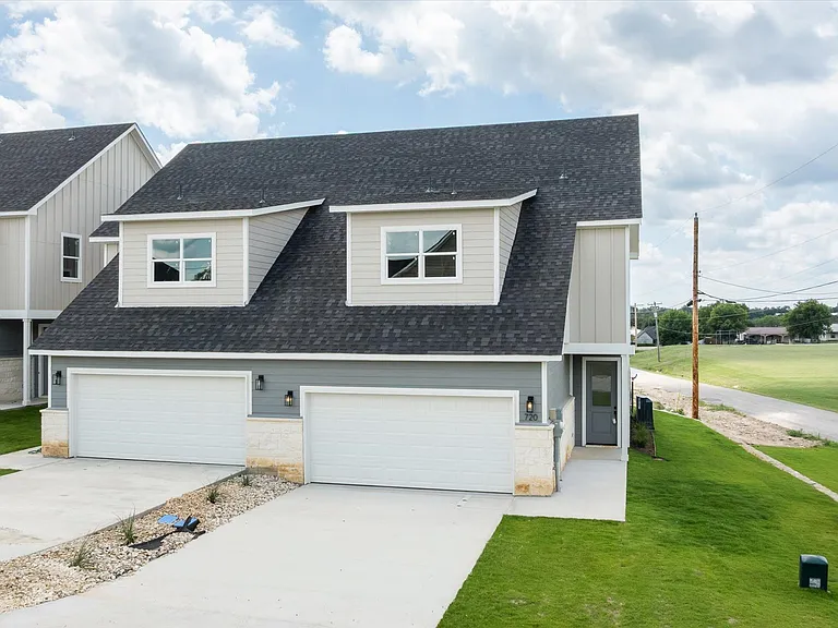 706 N Sycamore Dr — Photo 2