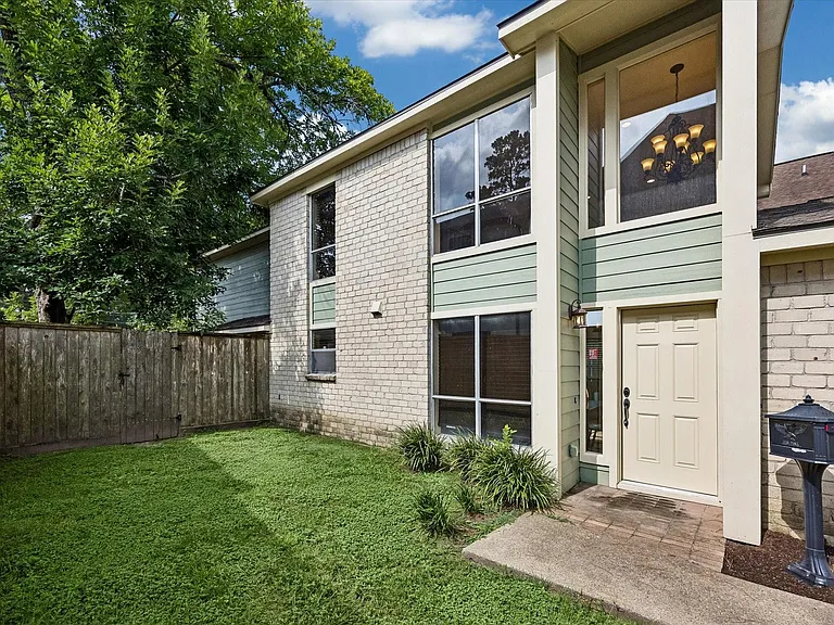 963 Althea Dr — Photo 2