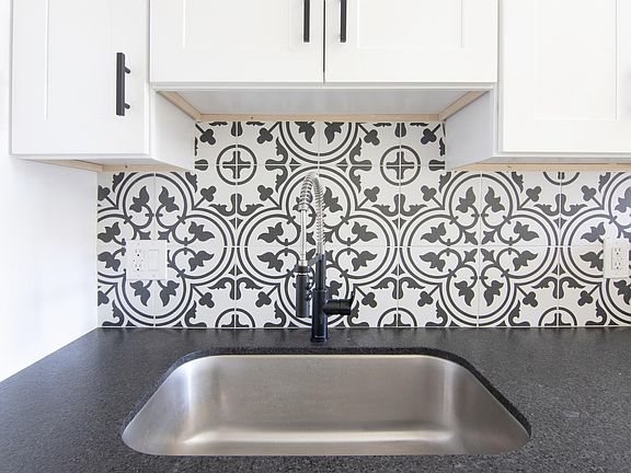 3rd image of 511 E Mariposa St #5