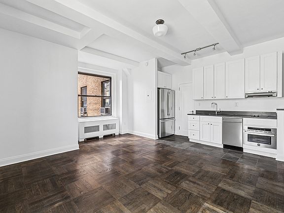 3rd image of 160 W 71st St APT 12E