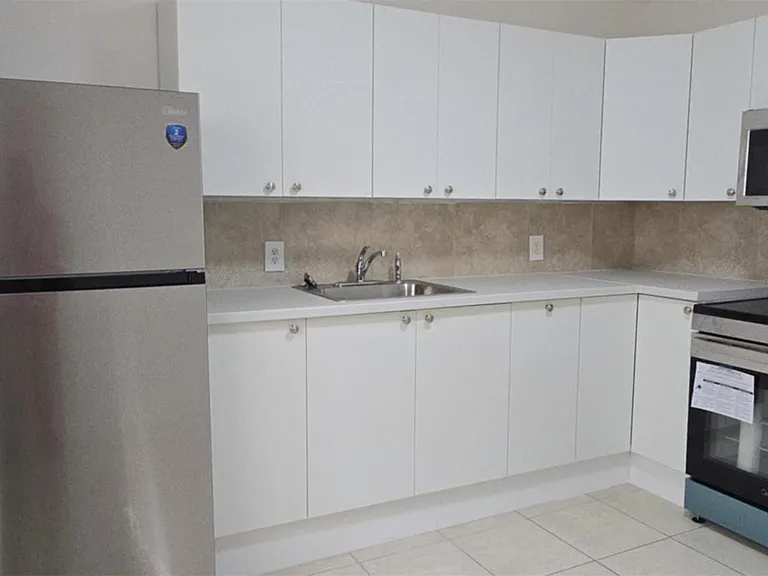 255 SW 12th St #2 — Photo 8