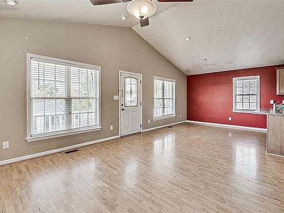 3rd image of 106 W River Dr
