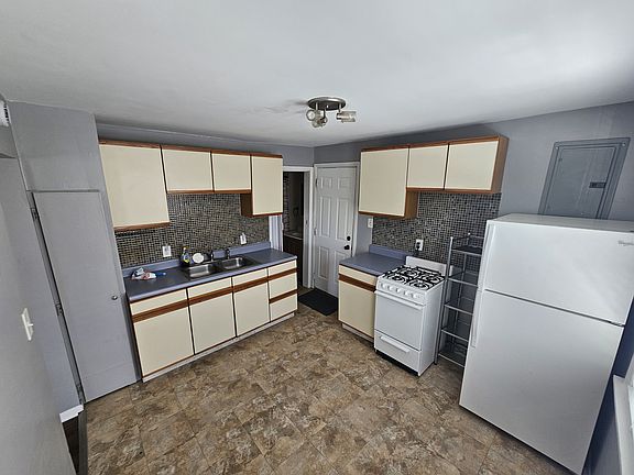 3rd image of 25052 Comfort St