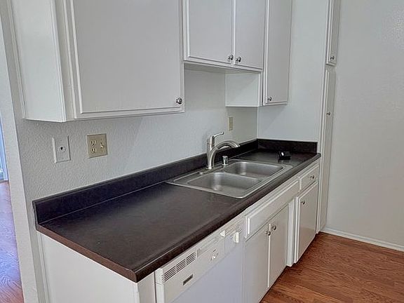4th image of 3666 Clarington Ave #201