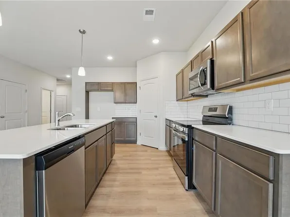 409 SW Redbud Ct, Blue Springs, MO 64014