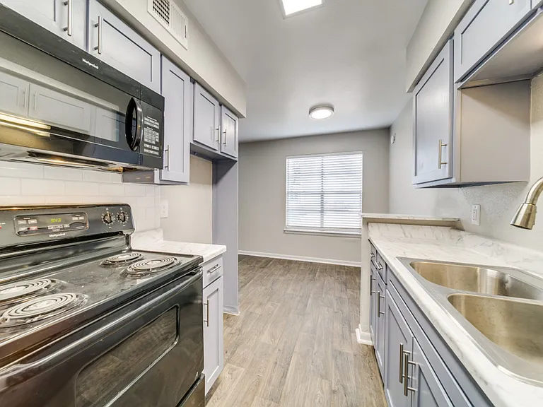 The Oaks Apartments At Medical Center — Photo 40