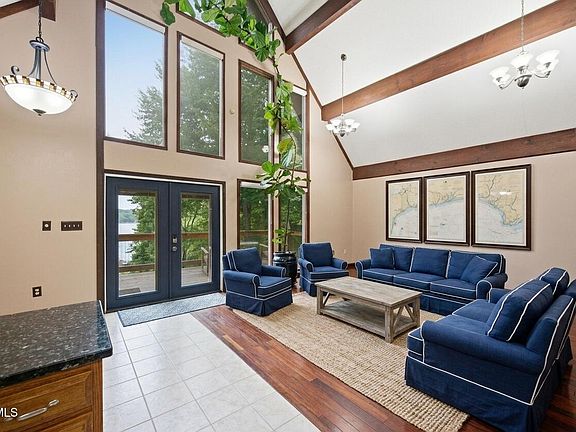 5th image of 107 Rose Dr