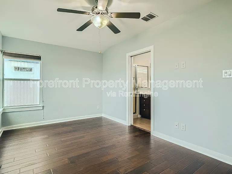 126 E Myrtle St — Photo 18