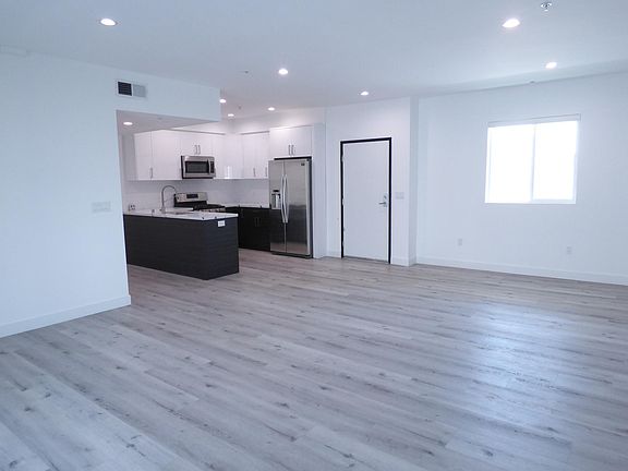 4th image of 947 Wilcox Ave #301