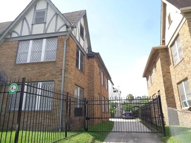 Building Photo - 401 W Clay St #3