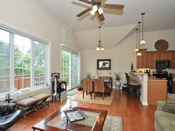 5th image of 425 Century Oak Dr