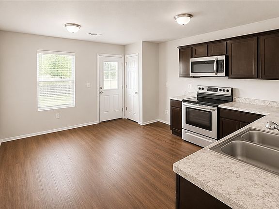 3rd image of 205 Pecan St
