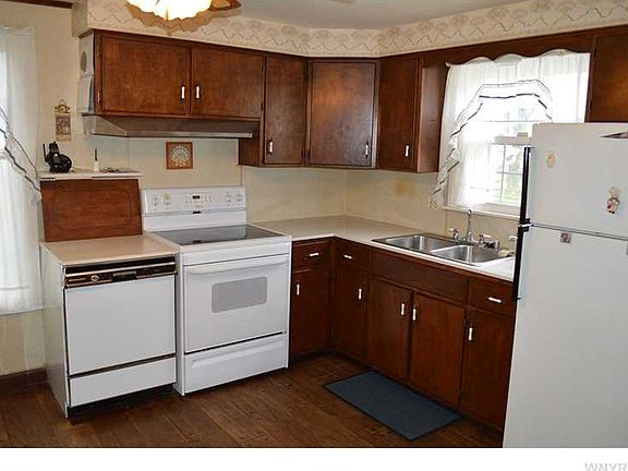 4th image of 32 Sharon Dr